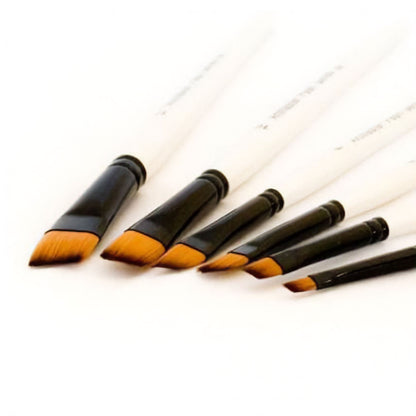 Artmaster Pearl Brush Angled Series 33 Closeup
