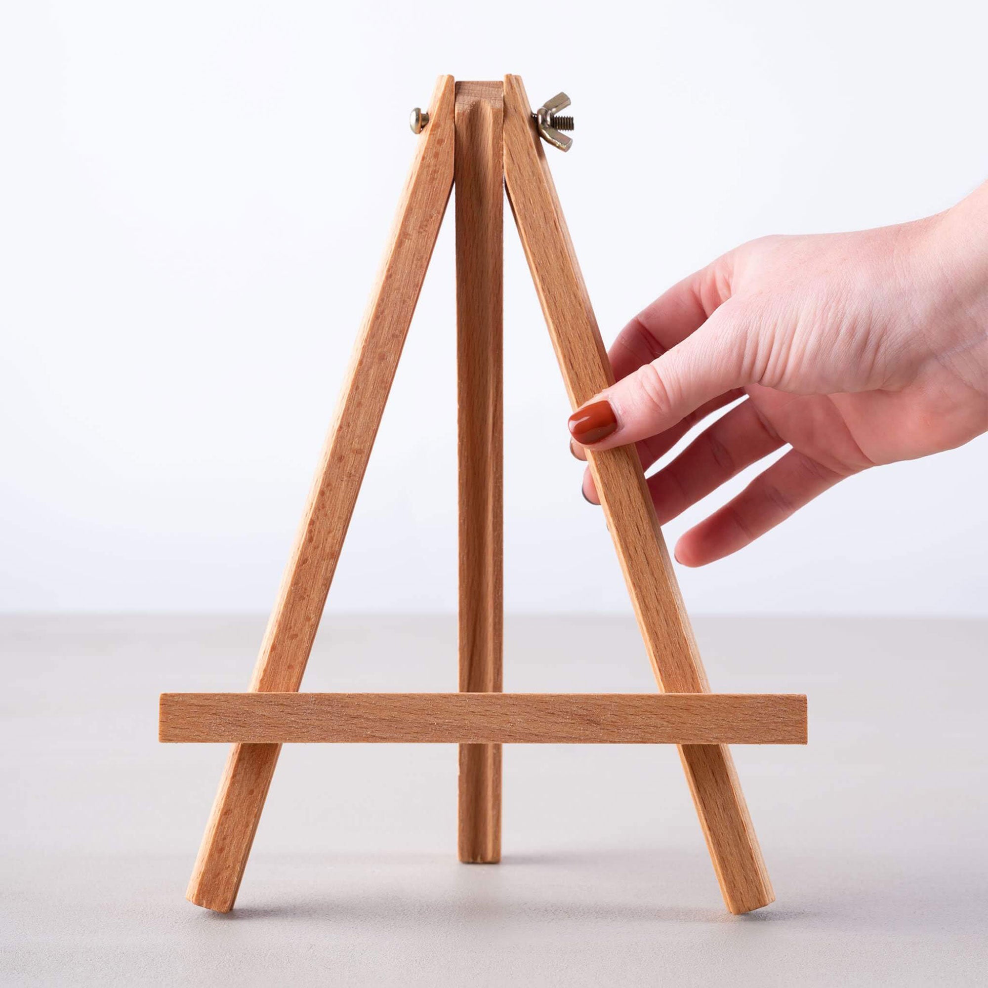 ARTdiscount DEAN Table/Display Easel with hand for scale