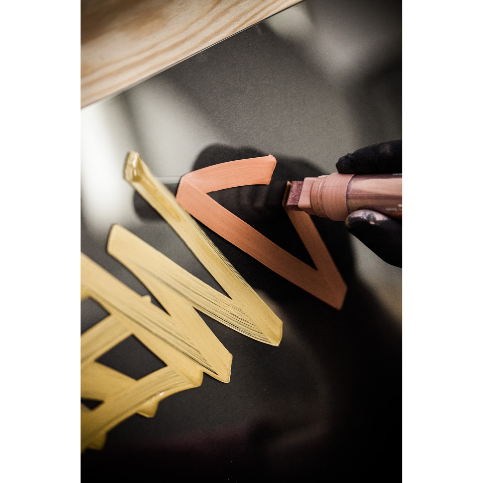 Montana Acrylic Line 15mm Standard Marker in use on a gloss, acrylic surface