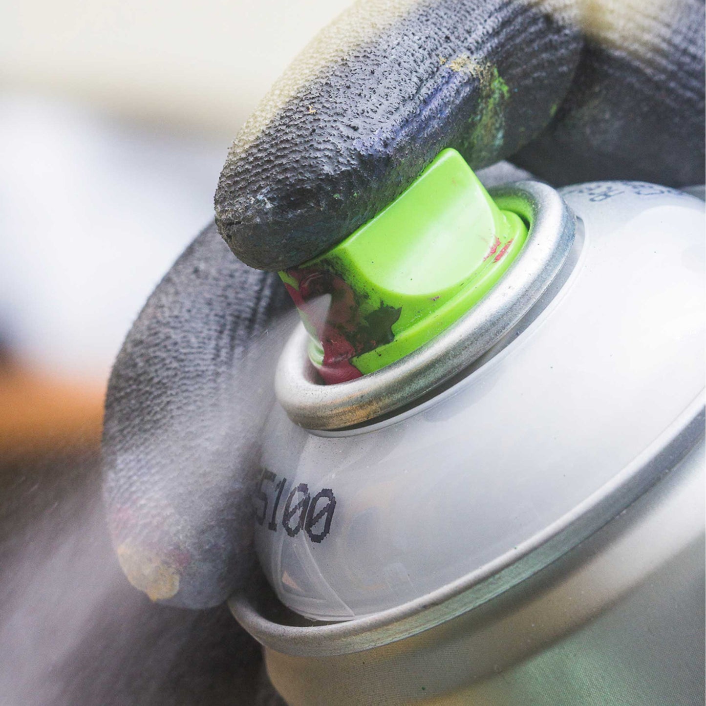 Montana - Acetone / Cap Cleaner in use